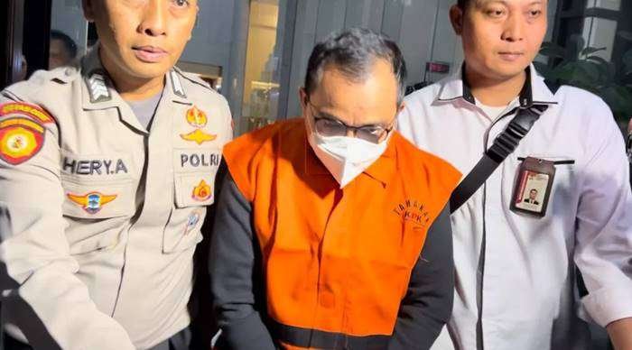 ROMPI ORANYE:Kepala Dinas Pekerjaan Umum dan Penataan Ruang (PUPR) Kalsel, Ahmad Solhan digiring petugas ke Gedung KPK, Jakarta, Senin (7/10/2024) malam.(foto:Edi Susilo/Jawa Pos)