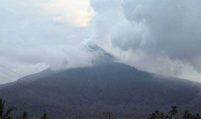 Gunung Lewotobi Laki-laki mengeluarkan asap putih pada Minggu (17/11/2024)(Dok. PGA Lewotobi Laki-laki)