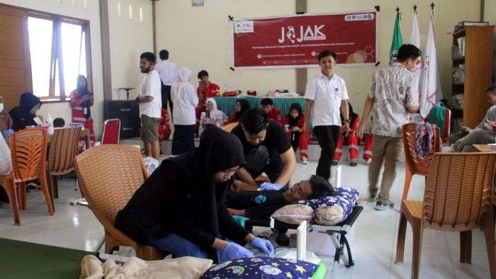 Aksi donor darah yang melibatkan mahasiswa, anggota KSR PMI, staf desa, guru, dan masyarakat setempat di Aula Kantor Desa Tammerodo Utara pada 30 Oktober 2024. Foto: BorneoFlash/Ist