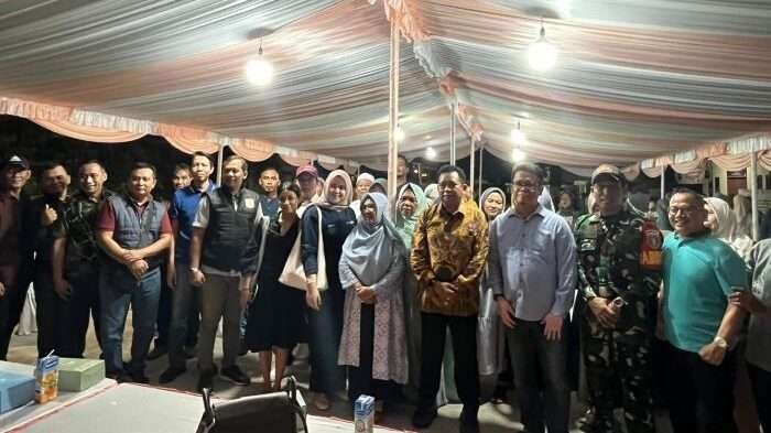 Anggota DPRD Kota Balikpapan, Iim menggelar reses di Halaman Kantor Kelurahan Karang Rejo, Balikpapan Tengah, pada hari Selasa (12/11/2024) malam. Foto: BorneFlash/Niken Sulastri