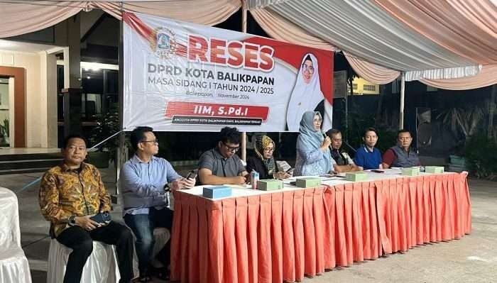 Anggota DPRD Kota Balikpapan, Iim menggelar reses di Halaman Kantor Kelurahan Karang Rejo, Balikpapan Tengah, pada hari Selasa (12/11/2024) malam. Foto: BorneFlash/Niken Sulastri