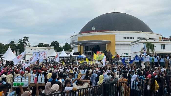Antusias warga kota balikpapan saat menghadiri kampanye akhir Pilkada, di Halaman Balikpapan Sport and Convention Center (BSCC)/DOME, pada hari Sabtu (23/11/2024). Foto: BorneoFlash/Niken Sulastri