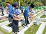 Asisten I Bidang Tata Pemerintahan Sekretariat Daerah (Setda) Kota Balikpapan, Zulkipli, saat memimpin ziarah ke Taman Makam Pahlawan Dharma Agung yang terletak di Jalan Marsma R Iswahyudi, Kelurahan Gunung Bahagia, Kecamatan Balikpapan Selatan, pada hari Jumat (29/11/2024). Foto: BorneoFlash/Niken Sulastri