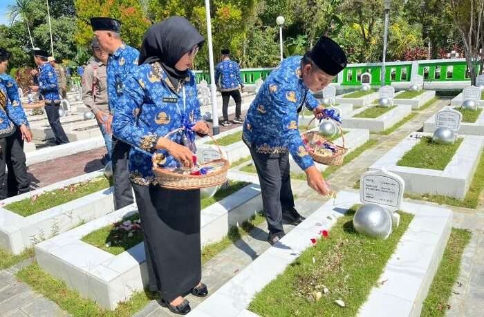 Asisten I Bidang Tata Pemerintahan Sekretariat Daerah (Setda) Kota Balikpapan, Zulkipli, saat memimpin ziarah ke Taman Makam Pahlawan Dharma Agung yang terletak di Jalan Marsma R Iswahyudi, Kelurahan Gunung Bahagia, Kecamatan Balikpapan Selatan, pada hari Jumat (29/11/2024). Foto: BorneoFlash/Niken Sulastri