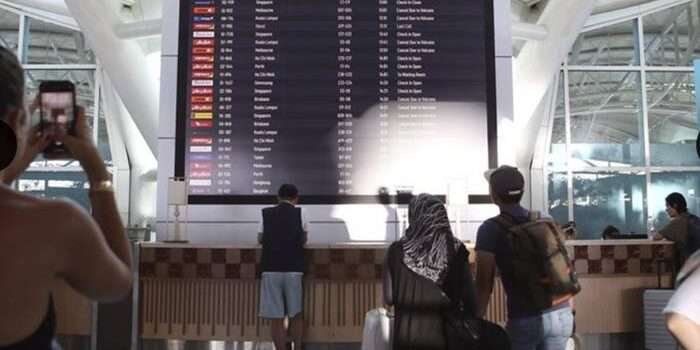 Erupsi Gunung Lewotobi Guncang Penerbangan, 90 Jadwal di Bandara Ngurah Rai Dibatalkan