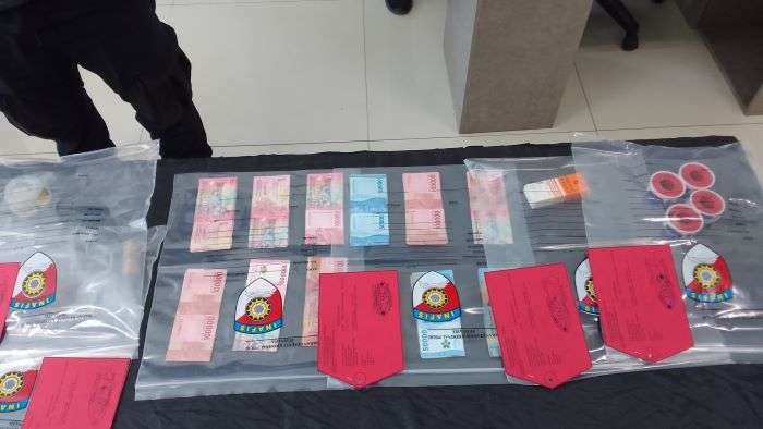 Barang Bukti kasus perjudian sabung ayam di daerah Manggar, Balikpapan Timur. Foto: BorneoFlash/Agung Putra