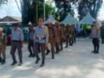 Bhabinkamtibmas Kelurahan Satimpo memberikan pelatihan baris-berbaris (PBB) dan pembekalan teknis untuk mendukung kelancaran dan keamanan selama pemilukada. Foto: HO/Humas Polres Bontang