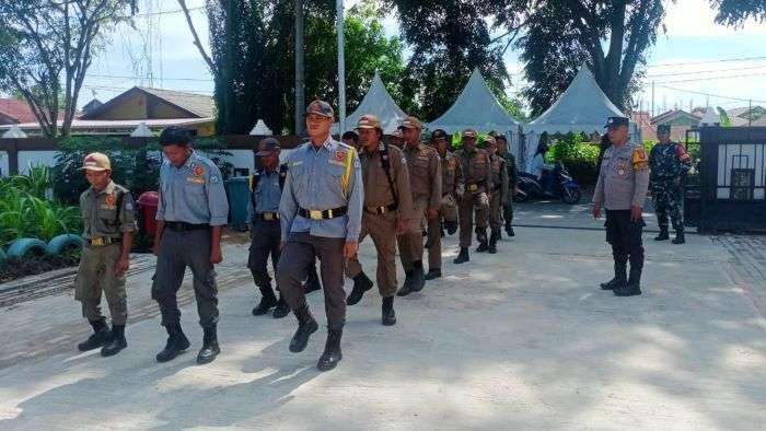 Bhabinkamtibmas Kelurahan Satimpo memberikan pelatihan baris-berbaris (PBB) dan pembekalan teknis untuk mendukung kelancaran dan keamanan selama pemilukada. Bhabinkamtibmas Kelurahan Satimpo memberikan pelatihan baris-berbaris (PBB) dan pembekalan teknis untuk mendukung kelancaran dan keamanan selama pemilukada. Foto: HO/Humas Polres Bontang