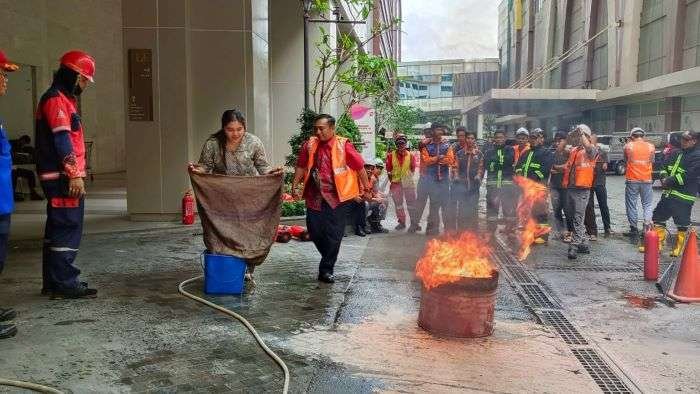 Bhabinkamtibmas Polda Kaltim, bersama manajemen Apartemen Borneo Bay gelar simulasi mitigasi kebakaran pada Kamis (28/11/2024). Foto: HO/Humas Polda Kaltim