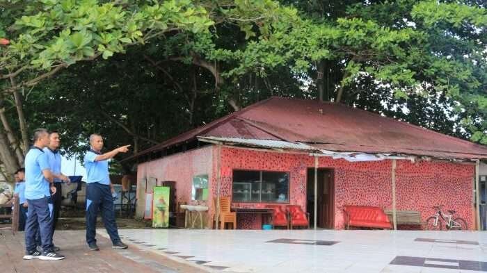 Danlanud Dhomber,Kolonel Pnb Fata Patria didampingi Para Kepala Dinas Lanud Dhomber meninjau lahan dan lokasi dapur umum, yang berlokasi di Saung Bumantara Lanud Dhomber, Balikpapan pada hari Jumat (15/11/2024). Foto: BorneoFlash/Niken Sulastri