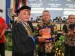 Direktur Pengembangan PT KPB, Djoko Koen Soewito saat menerima penghargaan Vyatra Bala Pratama yang diberikan Direktur PEM Akamigas, Erdila Indriani, di Gedung Graha Oktana, pada (24/10/2024). Foto: HO/PT KPB