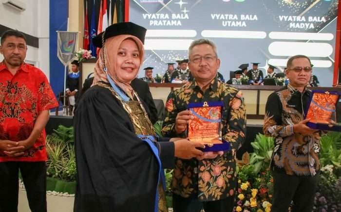 Direktur Pengembangan PT KPB, Djoko Koen Soewito saat menerima penghargaan Vyatra Bala Pratama yang diberikan Direktur PEM Akamigas, Erdila Indriani Direktur Pengembangan PT KPB, Djoko Koen Soewito saat menerima penghargaan Vyatra Bala Pratama yang diberikan Direktur PEM Akamigas, Erdila Indriani, di Gedung Graha Oktana, pada (24/10/2024). Foto: HO/PT KPB