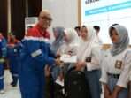 General Manager PT KPI Unit Balikpapan, Arafat Bayu Nugroho Menyerahkan Paket sekolah Kepada pelajar Balikpapan Tingkat SMA Sederajat, di Gedung Eks Bioskop Banua Patra Balikpapan, Pada Kamis (14/11/20224). Foto: HO/PT KPI Unit Balikpapan