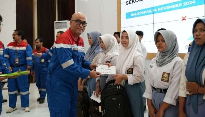 General Manager PT KPI Unit Balikpapan, Arafat Bayu Nugroho Menyerahkan Paket sekolah Kepada pelajar Balikpapan Tingkat SMA Sederajat, di Gedung Eks Bioskop Banua Patra Balikpapan, Pada Kamis (14/11/20224). Foto: HO/PT KPI Unit Balikpapan