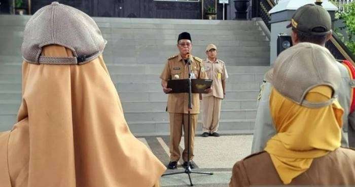 Foto: Gubernur Kalsel Sahbirin Noor atau Paman Birin Pimpin apel pagi (HO Biro Adpim Kalsel)
