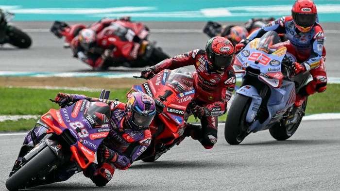 Jorge Martin dari tim Pramac Ducati dinilai pantas ada di posisi teratas klasemen MotoGP 2024. Foto: IST/AFP/MOHD RASFAN