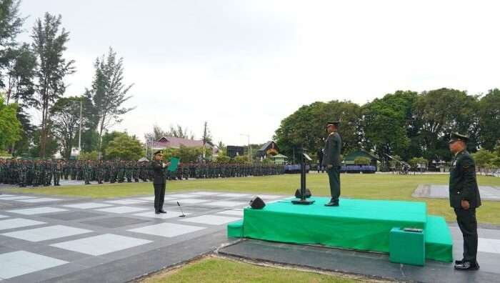 Kapoksahli Pangdam VI/Mulawarman, Brigjen TNI Yuswandi, M.Si., yang bertindak sebagai Inspektur Upacara Peringatan Hari Pahlawan di Lapangan Upacara Makodam VI/Mulawarman, Pada Minggu (10/11/2024). Foto: HO/Pendam VI/Mlw