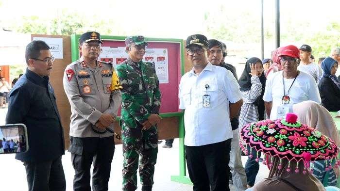 Kapolda Irjen Pol Drs. Nanang Avianto, M.Si., bersama Pj Gubernur Akmal Malik, dan Pangdam VI/Mulawarman, Mayjen TNI Tri Budi Utomo, S.E., meninjau sejumlah Tempat Pemungutan Suara (TPS) di berbagai wilayah Kalimantan Timur,  pada Rabu (27/11/2024). Foto: HO/Humas Polda Kaltim