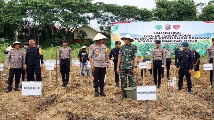 Kapolda Kaltim Irjen Pol Drs. Nanang Avianto, M.Si., dan Pangdam VI/Mulawarman Mayjen TNI Tri Budi Utomo hadir dalam Kick-Off Launching Gugus Tugas Polri di Mako Batalyon C Satbrimob Polda Kaltim, KM 13, Balikpapan, Rabu 20 November 2024. Foto: HO/Humas Polda Kaltim