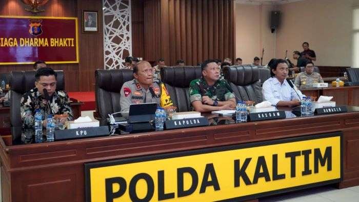 Kapolda Kaltim Irjen Pol Drs. Nanang Avianto, M.Si., mengikuti video conference (Vicon) yang dipimpin oleh Kapolri Jenderal Polisi Drs. Listyo Sigit Prabowo, M.Si., pada Senin (25/11/2024) pukul 10.00 WITA. Foto: HO/Humas Polda Kaltim