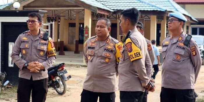 Kapolres PPU, AKBP Supriyanto mengecek personel pengamanan di sejumlah titik strategis di wilayah Kabupaten PPU pada Sabtu (23/11/2024). Foto: HO/Humas Polda Kaltim