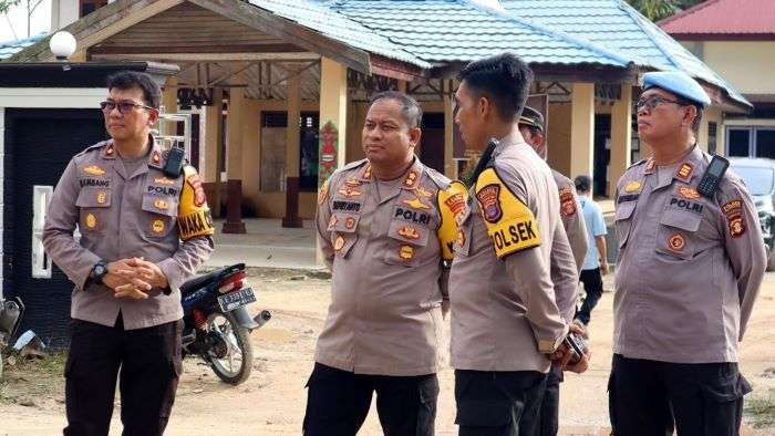 Kapolres PPU, AKBP Supriyanto mengecek personel pengamanan di sejumlah titik strategis di wilayah Kabupaten PPU pada Sabtu (23/11/2024). Foto: HO/Humas Polda Kaltim