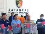 Kapolresta Balikpapan, Kombes Pol Anton Firmanto Bersama Tim Satreskrim Memperlihatkan Barang Bukti kasus perjudian sabung ayam di daerah Manggar, Balikpapan Timur. Foto: BorneoFlash/Agung Putra