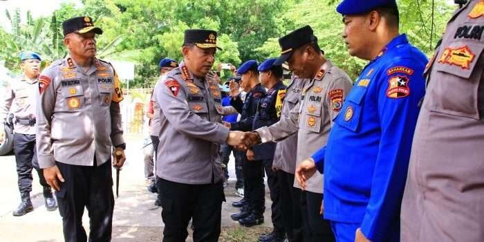 Kapolri Tinjau Posko Pengungsian dan Bawa Bantuan untuk Korban Erupsi Lewotobi