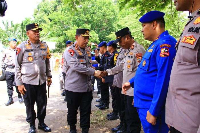 Kapolri Jenderal Listyo Sigit Prabowo melakukan kunjungan kerja ke Nusa Tenggara Timur untuk meninjau langsung kondisi para pengungsi akibat erupsi Gunung Lewotobi Laki-laki. Foto: BornoeFlash/Ist
