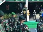 Kasdam VI/Mulawarman, Brigjen TNI Bayu Permana, memimpin pelaksanaan Upacara Bendera di Lapangan Makodam VI/Mulawarman, pada senin (18/11/2024). Foto: HO/Pendam VI/Mlw