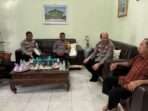 Kasubbid Penmas AKBP I Nyoman Wijana mengunjungi Ketua Forum Kerukunan Umat Beragama (FKUB) Kabupaten Berau, pada Jumat (01/11/2024). Foto: HO/Humas Polda Kaltim