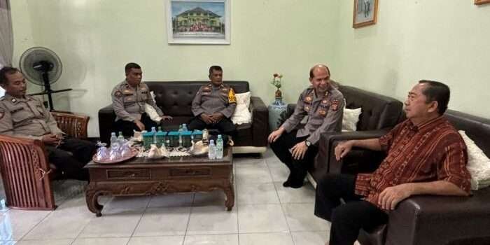 Kasubbid Penmas AKBP I Nyoman Wijana mengunjungi Ketua Forum Kerukunan Umat Beragama (FKUB) Kabupaten Berau, pada Jumat (01/11/2024). Foto: HO/Humas Polda Kaltim