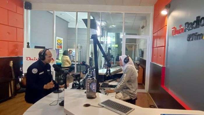 Kasubbid Penmas Bidhumas Polda Kaltim, AKBP I Nyoman Wijana saat talkshow di Radio ONIX FM Balikpapan, Rabu (27/11/2024). Foto: HO/Humas Polda Kaltim