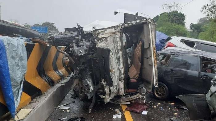 Kecelakaan beruntun yang terjadi di Km 92 Tol Cipularang melibatkan 17 kendaraan. Satu orang tewas dan 22 orang lainnya terluka. Foto: IST/Dok. PJR Cipularang