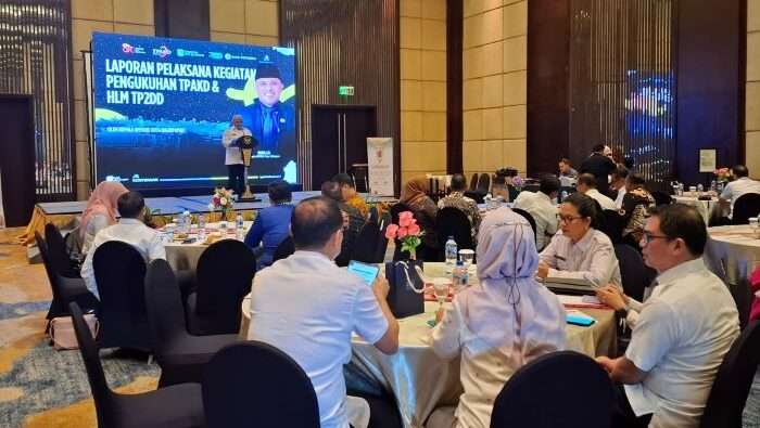Kegiatan pengukuhan Tim Percepatan Akses Keuangan Daerah (TPAKD) yang berlangsung di Novotel Hotel Balikpapan, pada hari Rabu (13/11/2024). Foto: BorneoFlash/Niken Sulastri