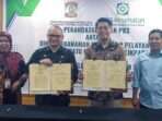 Kepala DPMPTSP Kota Balikpapan, Hasbullah Helmi (dua dari kiri) dan Kepala BPJS Kesehatan Balikpapan, Sarman Pali'Padang (dua dari kanan) sesaat setelah menandatangani PKS untuk meningkatkan pelayanan kesehatan, pada Kamis (14/11/2024). Foto: BorneoFlash/Ardian