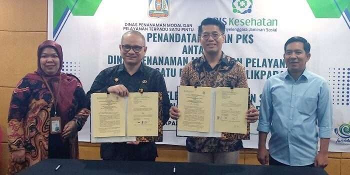 Kepala DPMPTSP Kota Balikpapan, Hasbullah Helmi (dua dari kiri) dan Kepala BPJS Kesehatan Balikpapan, Sarman Pali'Padang (dua dari kanan) sesaat setelah menandatangani PKS untuk meningkatkan pelayanan kesehatan, pada Kamis (14/11/2024). Foto: BorneoFlash/