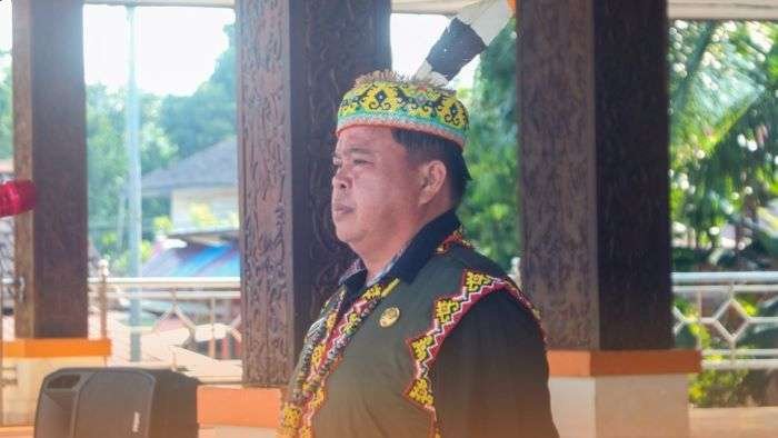 Kepala Dinas Pariwisata Pemuda dan Olahraga (Disparpora) Yason Liah, S.Hut., M.Si., bertindak sebagai inspektur upacara saat Peringatan Hari Sumpah Pemuda ke-96 yang berpusat di Lapangan Ujoh Bilang pada Senin (28/10/2024). Foto: HO/Prokopim Mahulu