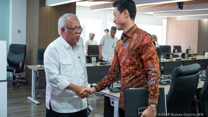 Kepala Otorita IKN, Basuki Hadimuljono bersama Jiro Tominaga, Direktur ADB untuk Indonesia mengadakan pertemuan strategis pada Senin (25/11/2024) di Kantor Otorita IKN Jakarta. Foto: HO/Humas Otorita IKN