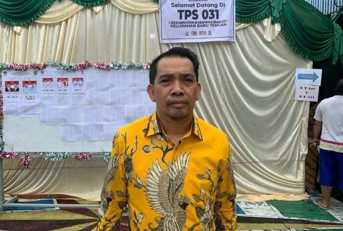 Ketua DPRD Kota Balikpapan, Alwi Al Qadri menggunakan hak pilih di TPS 031 Kelurahan Baru Tengah, Kecamatan Balikpapan Barat, pada hari Rabu (27/11/2024). Foto: BorneoFlash/Niken Sulastri