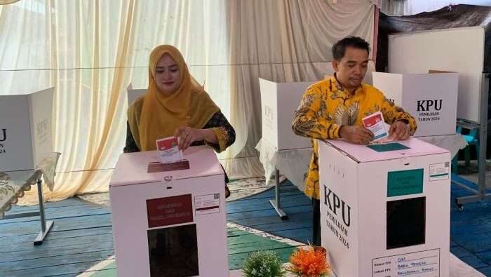 Ketua DPRD Kota Balikpapan, Alwi Al Qadri bersama istri menggunakan hak pilih, di TPS 031 Kelurahan Baru Tengah, Kecamatan Balikpapan Barat, pada hari Rabu (27/11/2024). Foto: BorneoFlash/Niken Sulastri