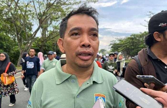 Ketua DPRD Kota Balikpapan, Alwi Al Qadri menghadiri pembukaan uji coba Car Free Day (CFD) di Grand City Balikpapan, pada hari Minggu (17/11/2024). Foto: BorneoFlash/Niken Sulastri