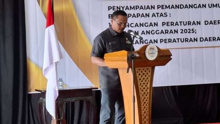 Ketua Fraksi PKB include Hanura dan Demokrat, Halili Adinegara, saat menyampaikan pada pandangan umum terhadap Nopen Wali Kota Balikpapan terhadap APBD Tahun 2025 dan rencana pembangunan industri Kota Balikpapan tahun 2024 2044, Rapat Paripurna DPRD Kota Balikpapan Ke-27 Masa Sidang I Tahun 2024/2025, di Gedung Parkir Balikpapan pada hari Senin (18/11/2024). Foto: BorneoFlash/Niken Sulastri