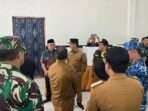 Ketua Komisi Pemilihan Umum (KPU) Kota Balikpapan, Prakoso Yudho Lelono ikut membersamai pengecekan persiapan TPS, pada hari Selasa (26/11/2024). Foto: BorneoFlash/Niken Sulastri