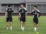 Kevin Diks (tengah) saat menjalani sesi latihan dengan Timnas Indonesia. Foto: HO/pssi.org