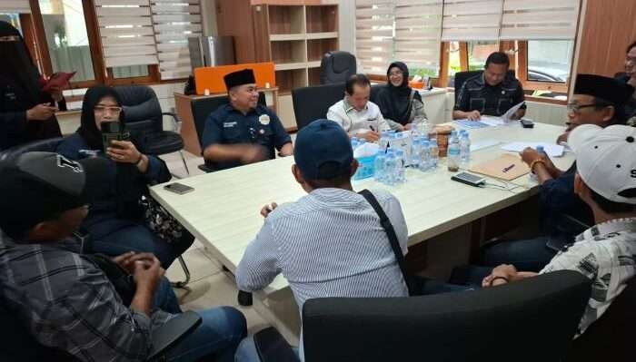 Komisi IV DPRD Kota Balikpapan menerima audiensi Sarbumusi Kota Balikpapan dan SPN, di Ruang Komisi IV DPRD Balikpapan, pada hari Senin (11/11/2024). Foto: BorneoFlash/Niken Sulastri