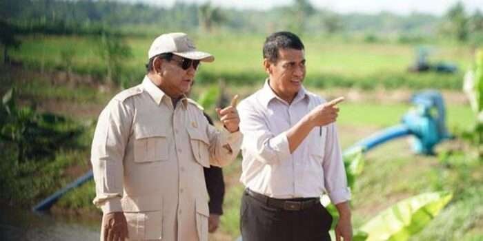 Presiden Prabowo Subianto melaksanakan kunjungan kerja perdana di Kabupaten Merauke, Ahad, 3 November 2024. Ia didampingi Menteri Pertanian Andi Amran Sulaiman meninjau lumbung pangan alias proyek food estate. Dok. Humas Kementerian Pertanian.