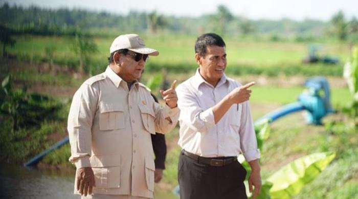 Presiden Prabowo Subianto melaksanakan kunjungan kerja perdana di Kabupaten Merauke, Ahad, 3 November 2024. Ia didampingi Menteri Pertanian Andi Amran Sulaiman meninjau lumbung pangan alias proyek food estate. Dok. Humas Kementerian Pertanian.