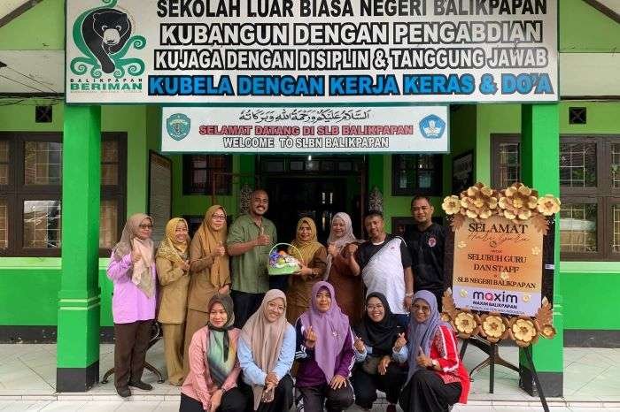 Maxim memberikan apresiasi kepada sejumlah guru Sekolah Luar Biasa (SLB) di SLB Negeri Balikpapan. Foto: HO/Maxim