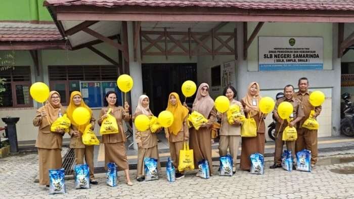 Maxim memberikan apresiasi kepada sejumlah guru Sekolah Luar Biasa (SLB) di SLB Negeri Samarinda. Foto: HO/Maxim
